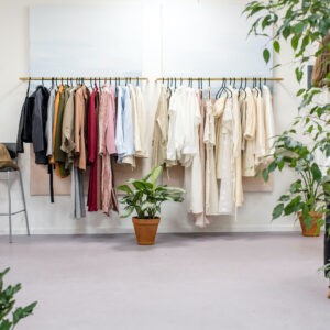 Озеленение и наполнение растениями магазинов с одеждой